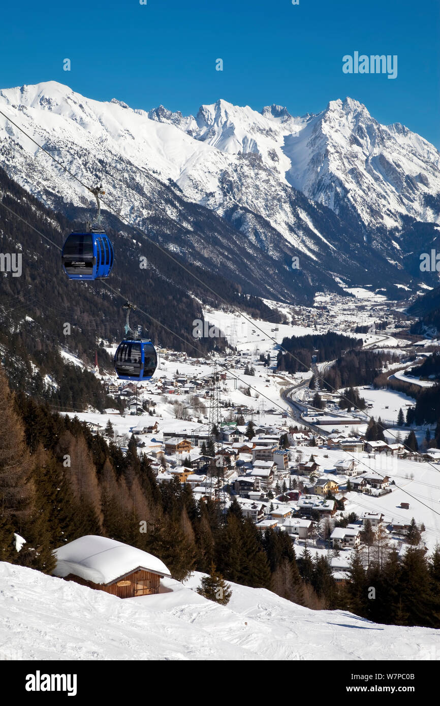 Blick über St. Jakob von den Pisten des Skigebiets von St. Anton, St. Anton am Arlberg, Tirol, Österreich, 2009 Stockfoto