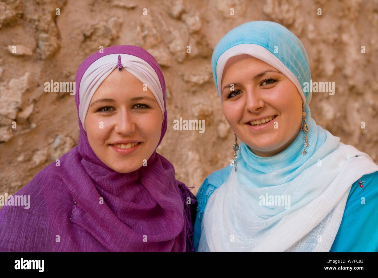 Muslimische Frauen tragen traditionelle Kleidung in der Altstadt von Mostar, Herzegowina, Bosnien und Herzegowina, Balkan 2007 Stockfoto