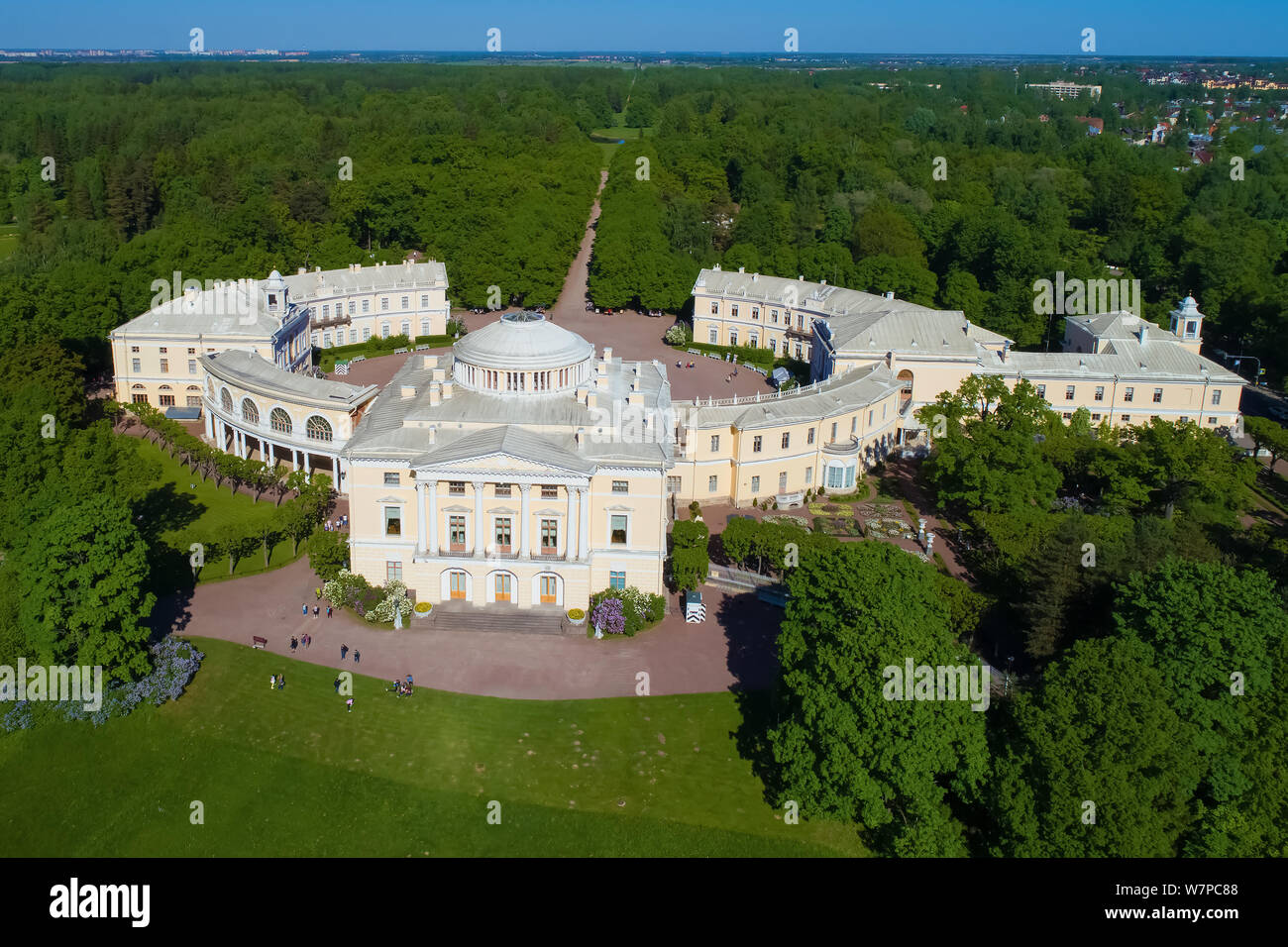 PAVLOVSK, Russland - 25. MAI 2018: Die pavlovsk Palace close up Im sonnigen Mai Nachmittag (schießen aus dem quadcopter). Näheren Umgebung von St. Petersburg Stockfoto