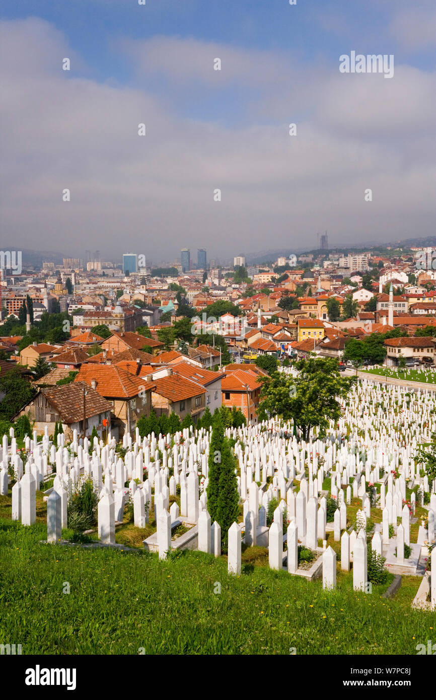 Erhöhte Blick über die Stadt und den Krieg in Sarajevo, Bosnien und Herzegowina, Balkan 2007 Friedhof. Stockfoto
