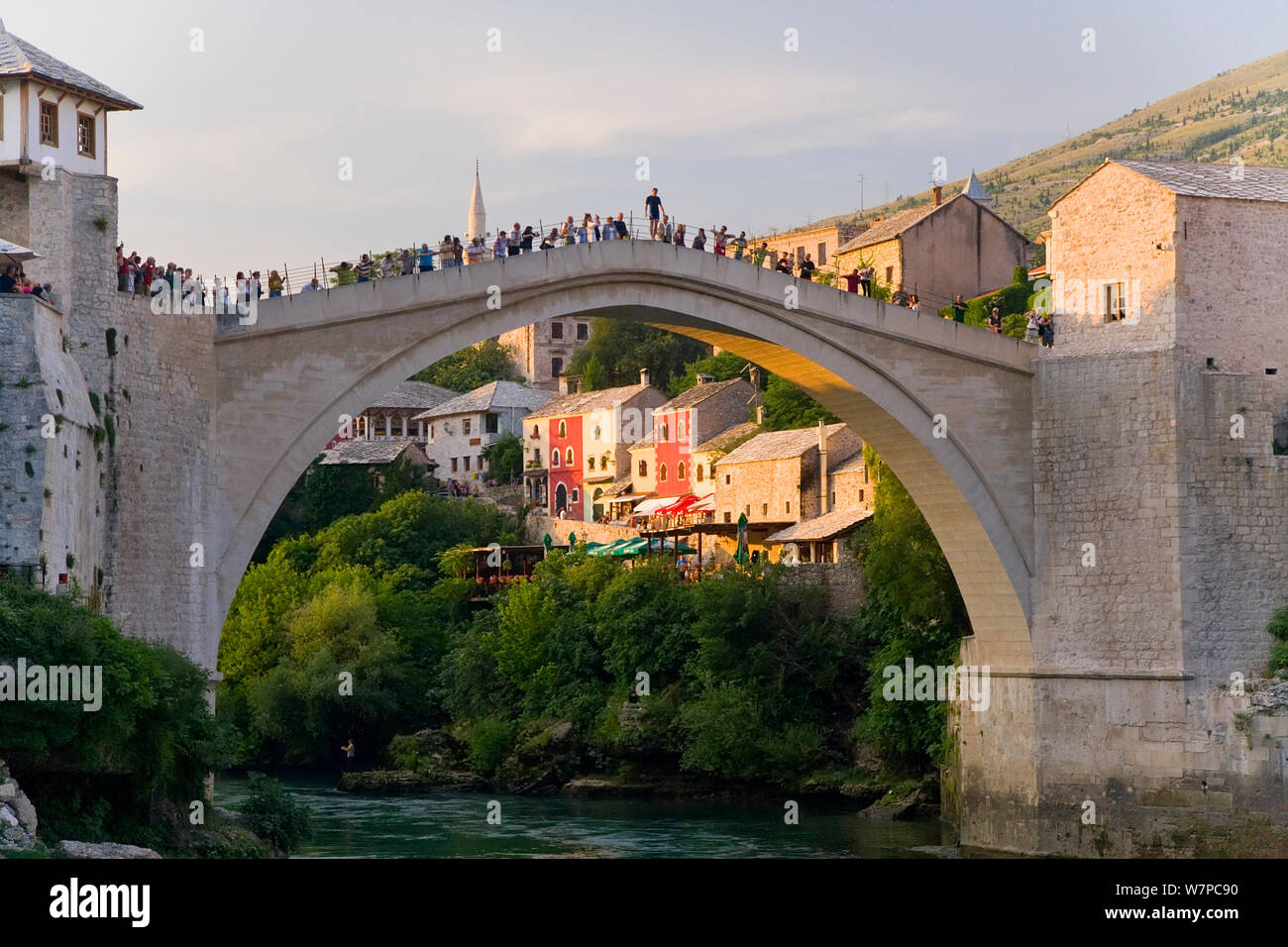 Die berühmte Alte Brücke von Mostar 1566 gebaut im Jahr 1993 zerstört wurde, die "Neue Alte Brücke", wie bekannt ist, wurde im Jahr 2004 abgeschlossen, Altstadt, Mostar, Bosnien-Herzegowina, Bosnien und Herzegowina, Balkan, 2007 Stockfoto
