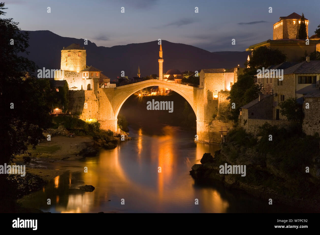 Die berühmte Alte Brücke von Mostar 1566 gebaut im Jahr 1993 zerstört wurde, die "Neue Alte Brücke", wie bekannt ist, wurde im Jahr 2004 abgeschlossen, in der Dämmerung beleuchtet, Altstadt, Mostar, Bosnien-Herzegowina, Bosnien und Herzegowina, Balkan, 2007 Stockfoto