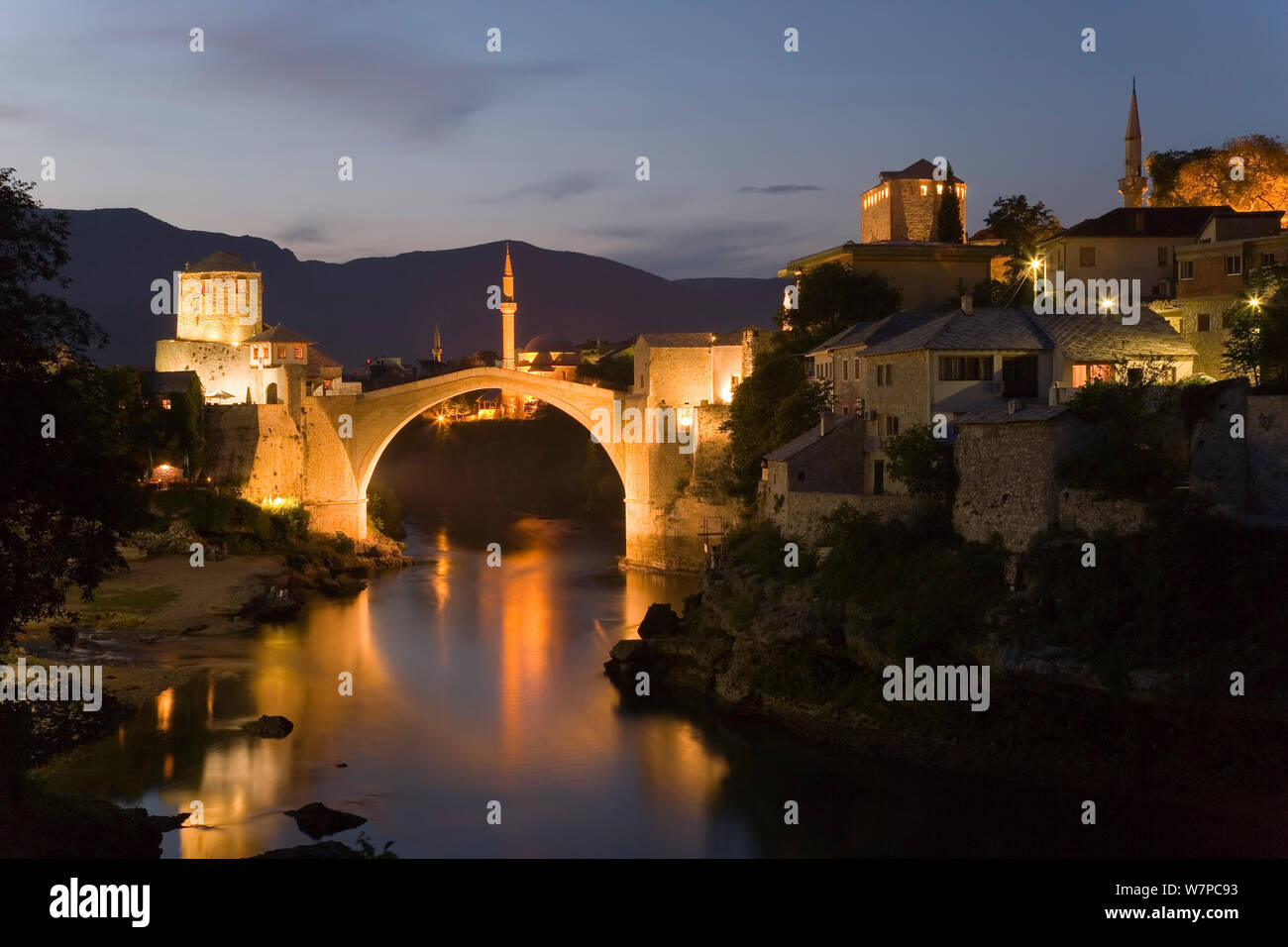 Die berühmte Alte Brücke von Mostar 1566 gebaut im Jahr 1993 zerstört wurde, die "Neue Alte Brücke", wie bekannt ist, wurde im Jahr 2004 abgeschlossen, in der Dämmerung beleuchtet, Altstadt, Mostar, Bosnien-Herzegowina, Bosnien und Herzegowina, Balkan, 2007 Stockfoto