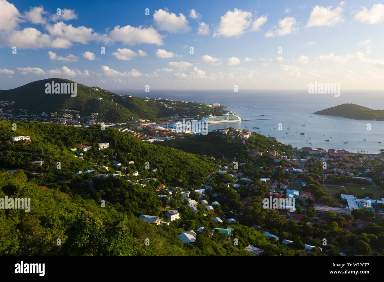Erhöhte Blick über Charlotte Amalie und der Kreuzfahrtschiffe von Havensight, St. Thomas, US Virgin Islands, Leeward Inseln, Kleine Antillen, Karibik, Westindien 2008 Stockfoto