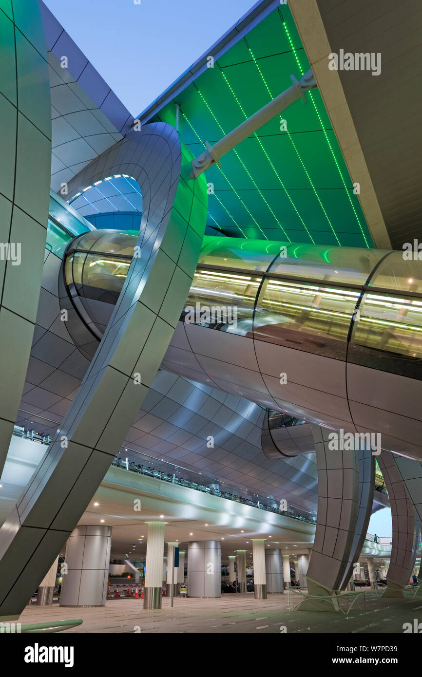 Stilvolle, moderne Architektur der 2010 eröffnete Terminal 3 am Dubai International Airport, Dubai, VAE, Vereinigte Arabische Emirate 2010 Stockfoto