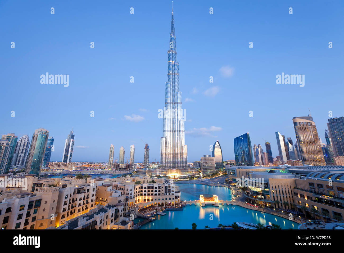 Der Burj Khalifa in der Dämmerung, im Jahr 2010 abgeschlossen, der höchste Mann Struktur, die in der Welt gemacht, Dubai, Vereinigte Arabische Emirate 2011 Stockfoto