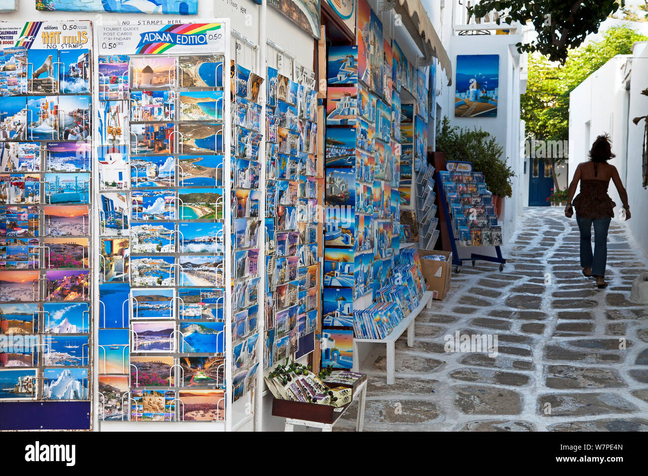Dame neben shop Postkarten (Hora), Mykonos, Kykladen, Griechenland, 2010 Stockfoto
