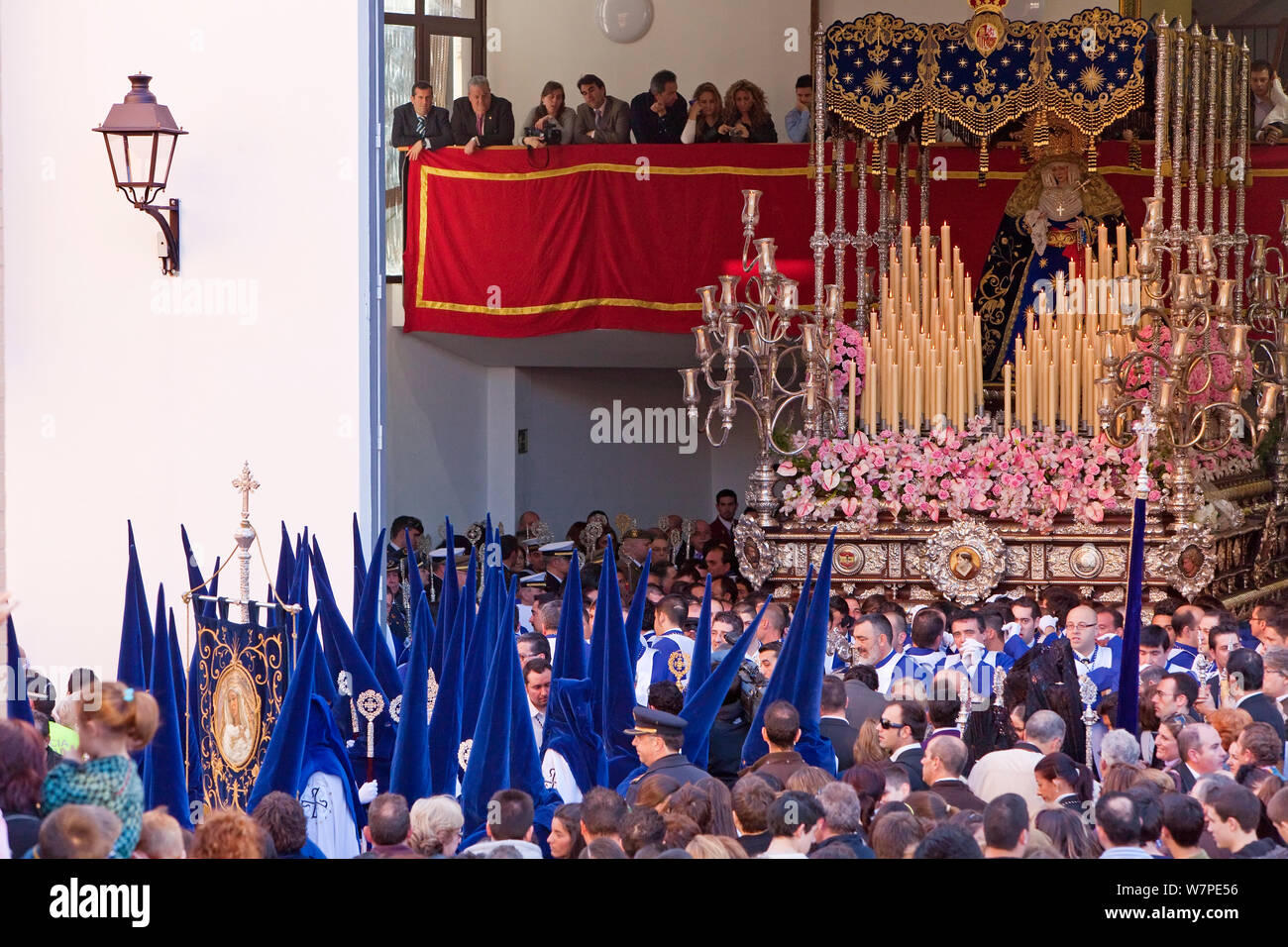 Religiöse schweben durch die Straßen während der Semana Santa, der Karwoche, Feiern, Málaga, Andalusien, Spanien März 2010 durchgeführt Stockfoto