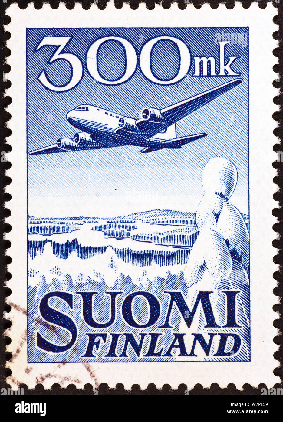 Flugzeug und finnische Taiga auf alten Briefmarke Stockfoto