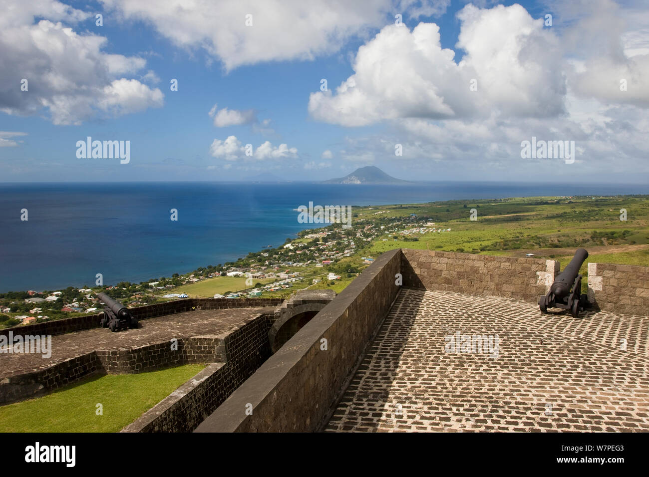 Ansicht von Brimstone Hill Fortress, die 790 Meter über dem Meeresspiegel in Richtung St. Eustatius Insel und das Karibische Meer, die Festung Brimstone Hill National Park liegt, ist ein UNESCO-Weltkulturerbe, St. Kitts, St. Kitts und Nevis, Leeward Inseln, Kleine Antillen, Karibik, Westindien 2008 Stockfoto