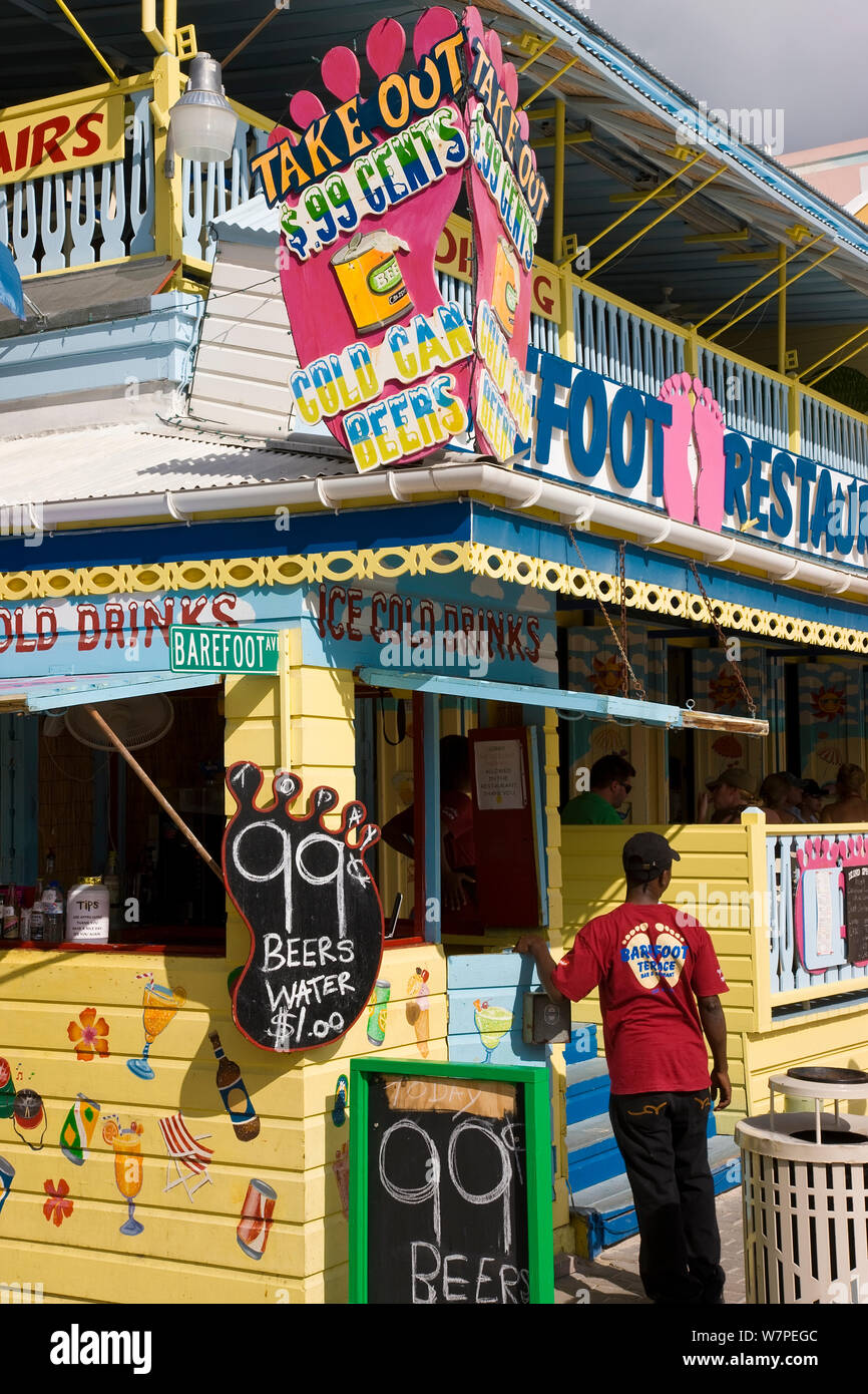 Mann außerhalb farbenfrohe Restaurant in der niederländischen Hauptstadt Philipsburg, Niederländische Antillen, St. Martin, Leeward Inseln, Kleine Antillen, Karibik, Westindien 2008 ständigen Stockfoto