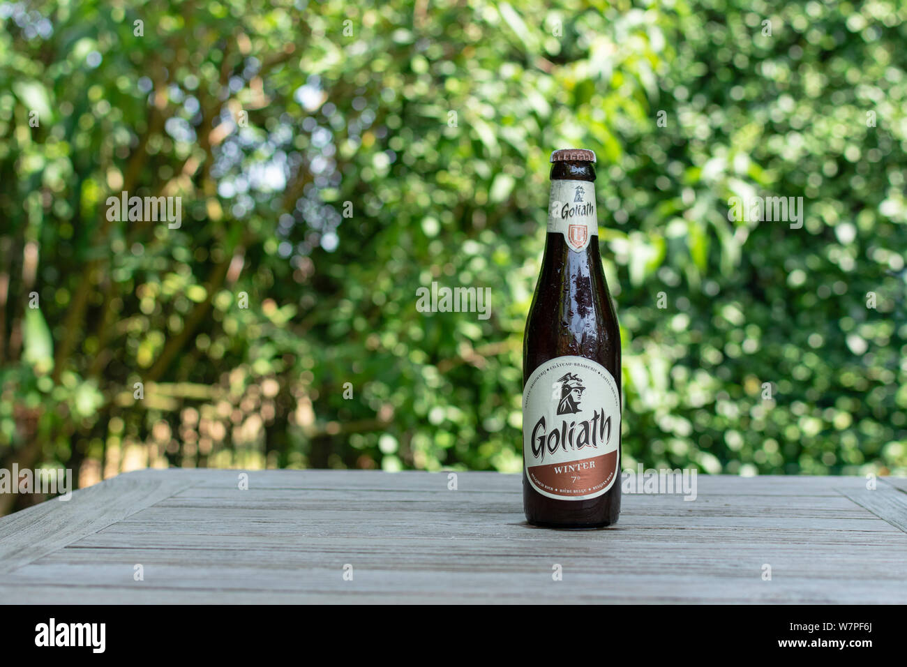 Sint Gillis Waas, 24. Juli 2019. Belgisches Bier. Goliath Bier. Bernsteinfarbenes Bier mit einem reichen Geschmack der Hopfen und karamellisierten Malz. Rund und ausgeglichen mit einem trockenen Ein Stockfoto