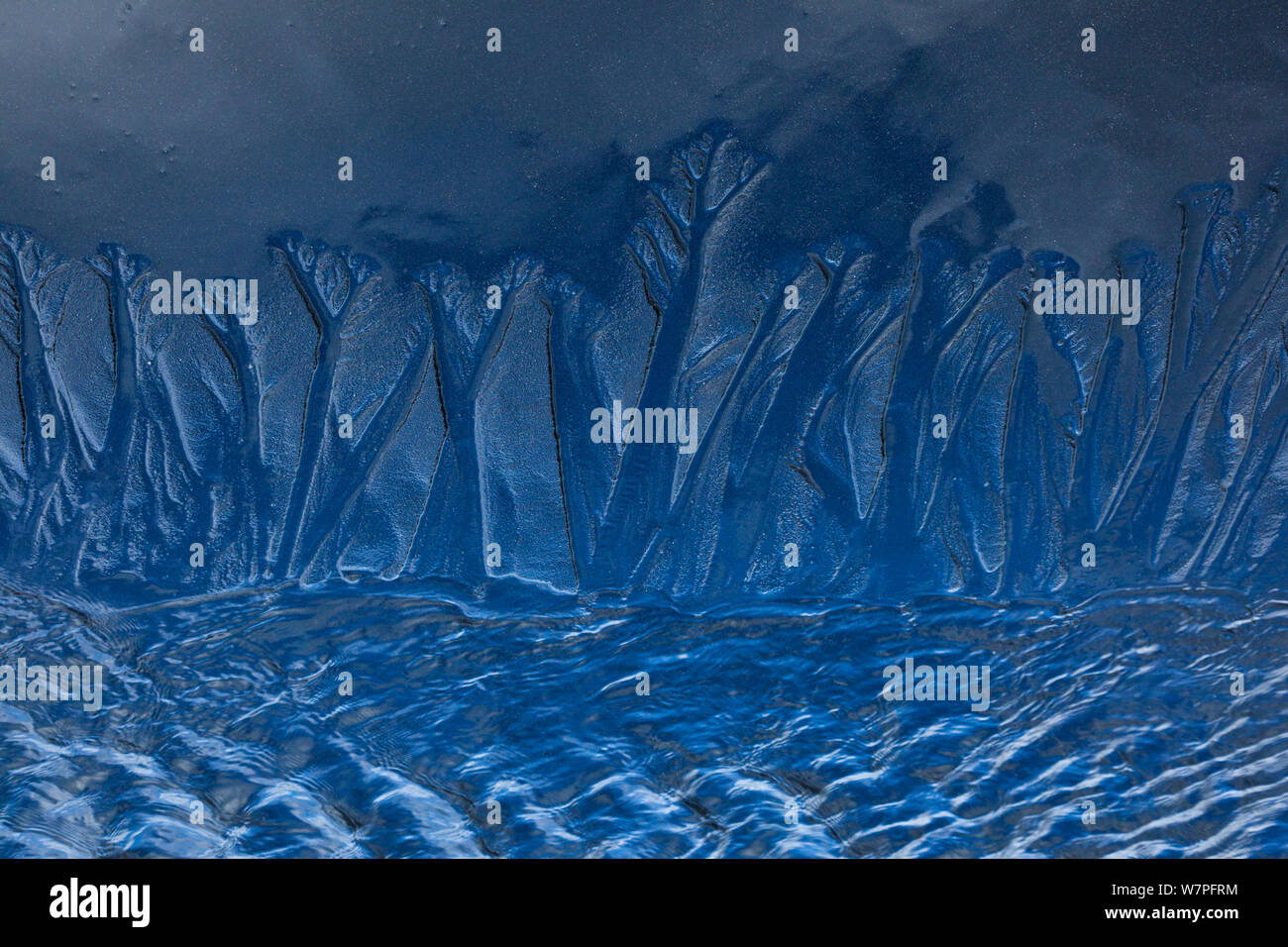 Abstrakte Muster in den Sand und Wasser hergestellt. Island, Europa, März 2012. Stockfoto