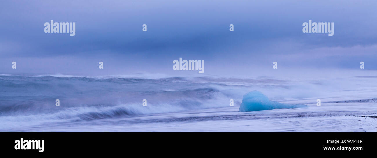 Eisschmelze am Jökulsárlón Strand. Southern Island, Europa, November 2012. Stockfoto