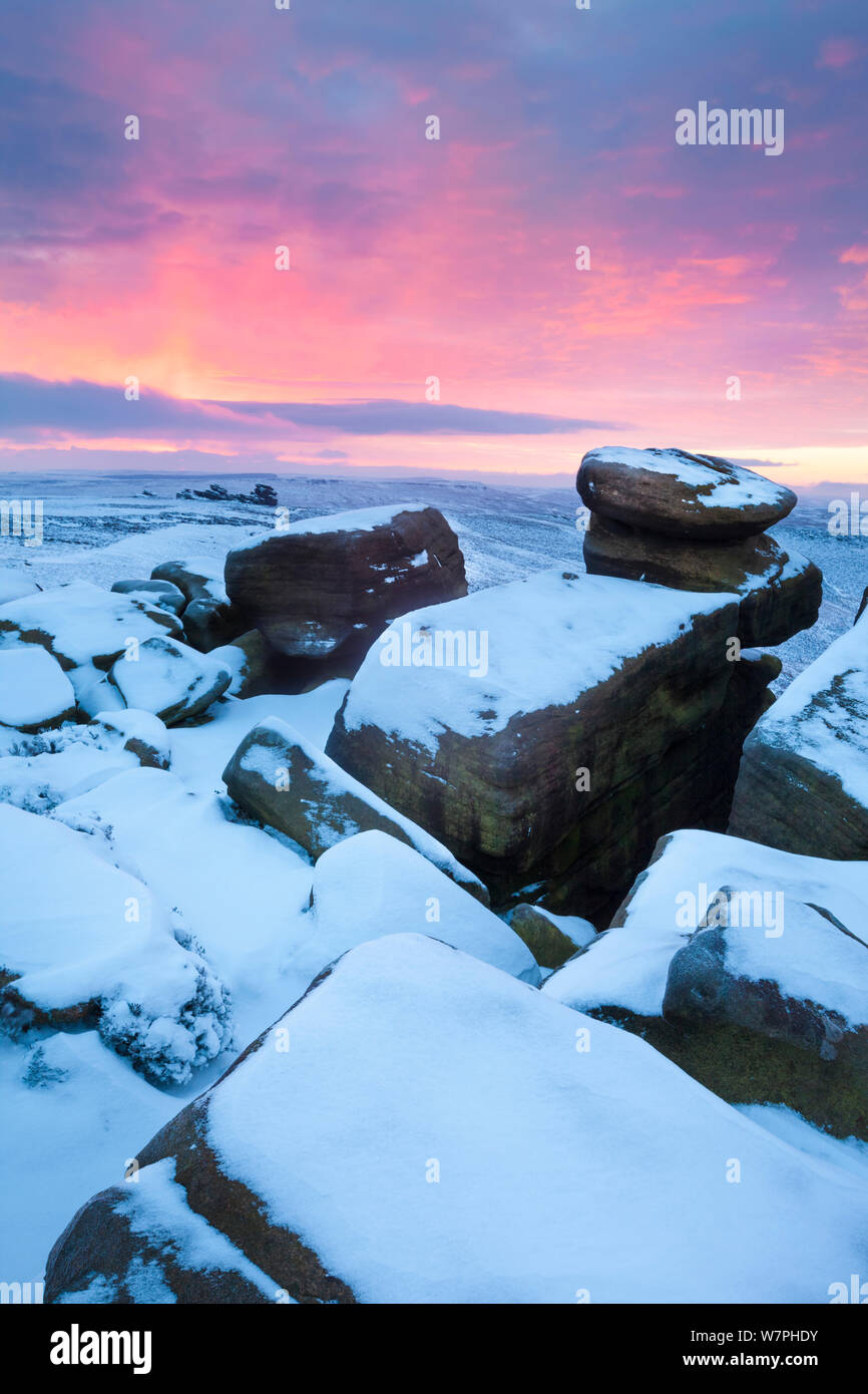 Sonnenaufgang über dem weißen Tor auf Derwent Kante, auf der Suche nach dem Rad Steine. Peak District National Park, Januar. Stockfoto