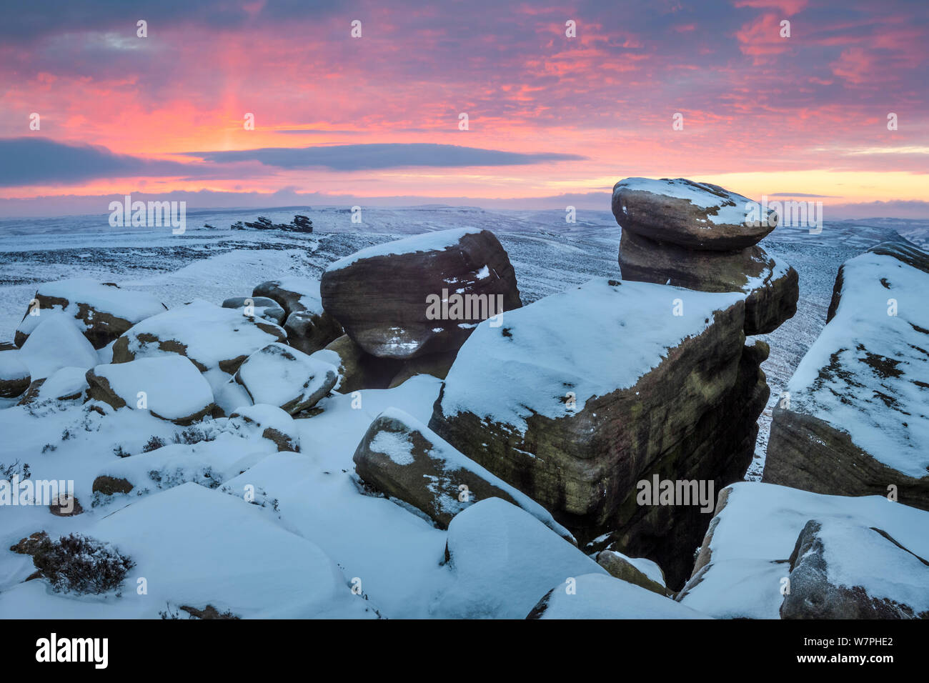 Sonnenaufgang über dem weißen Tor auf Derwent Kante, auf der Suche nach dem Rad Steine. Peak District National Park, Januar. Stockfoto