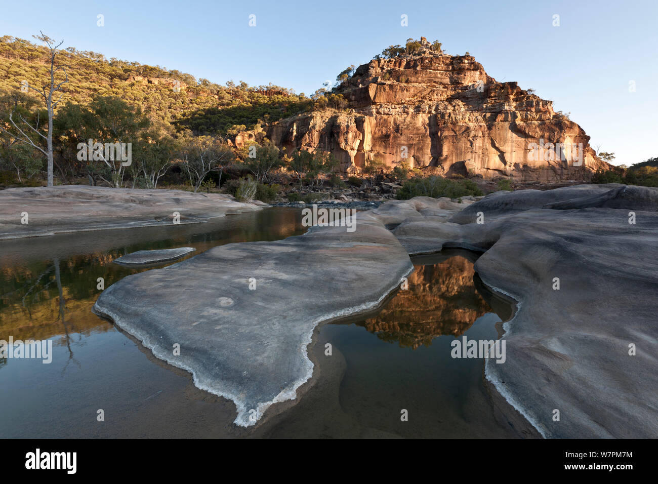 Felsen im Wasser spiegelt, Porcupine Gorge National Park, Queensland, Australien, Juli 2011 Stockfoto