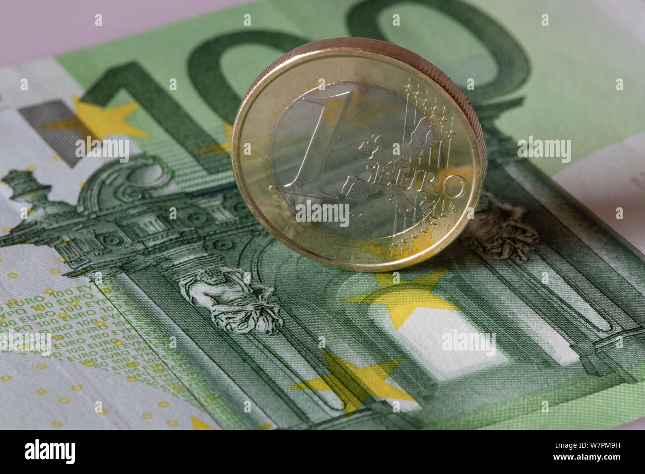 Köln, Deutschland. 05 Aug, 2019. 100-Euro-Note und 1 Euro-Munze | Verwendung der weltweiten Kredit: dpa/Alamy leben Nachrichten Stockfoto