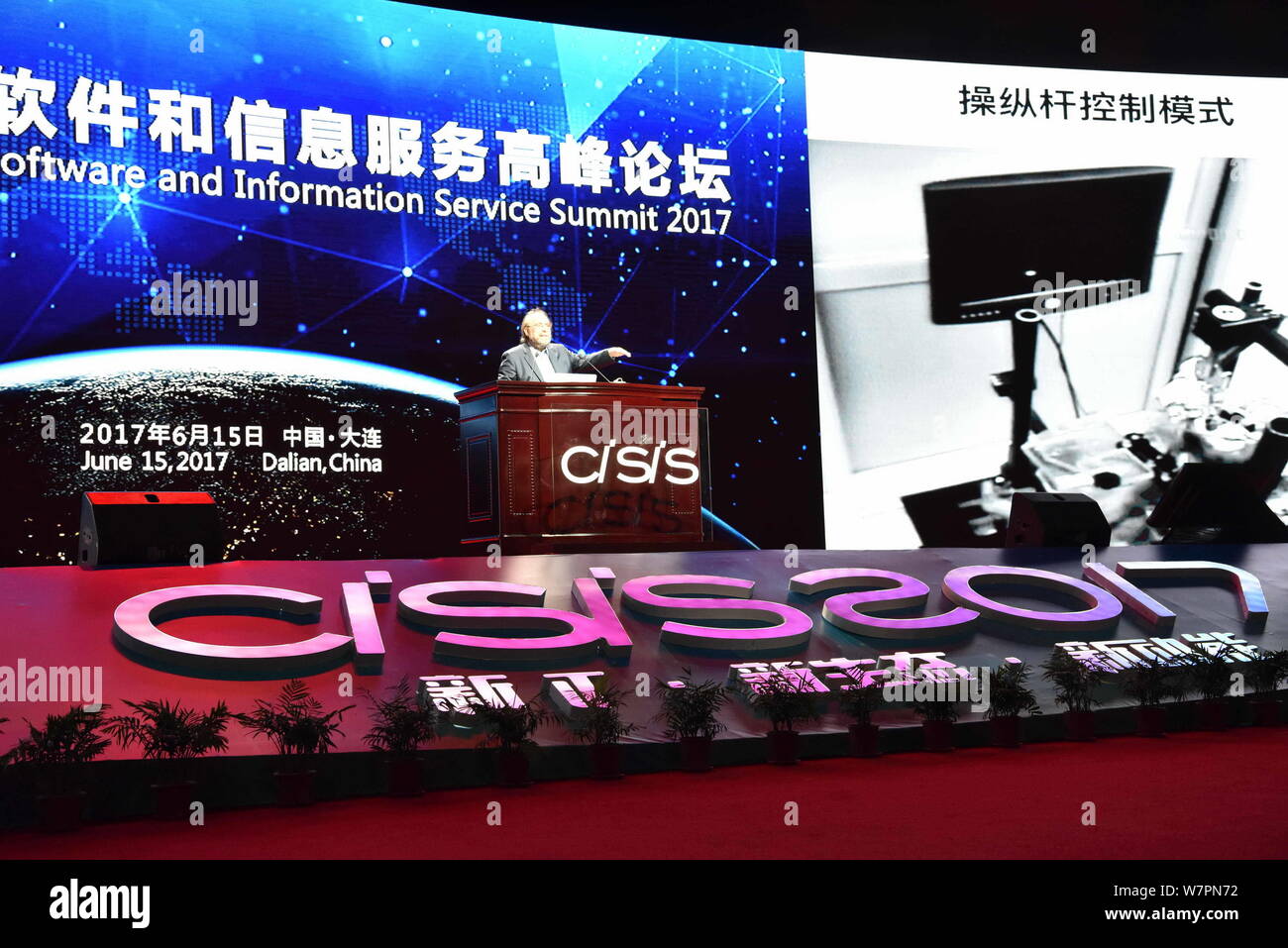 Brasilianische Wissenschaftler und Arzt Miguel Nicolelis liefert eine Rede auf dem Gipfel während der China International Software und Informationen Service Messe, Stockfoto