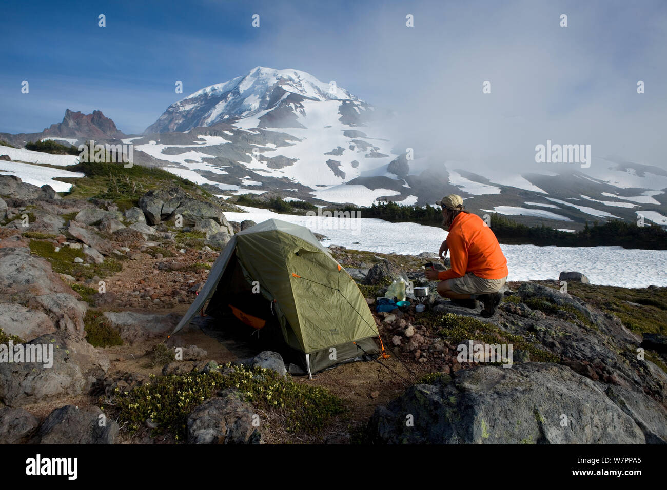 Backpacker Camping Park in der Nähe von Seattle im Mount Rainier National Park. Washington, USA. Model Released. Stockfoto
