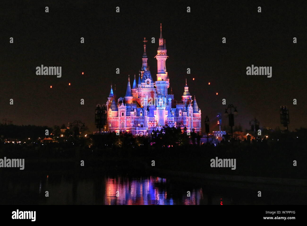 Die Disney Schloss befindet sich in der Shanghai Disneyland während der ersten Jahrestag Feier Feier auf der Shanghai Disney Resort in Pudong beleuchtet, Stockfoto