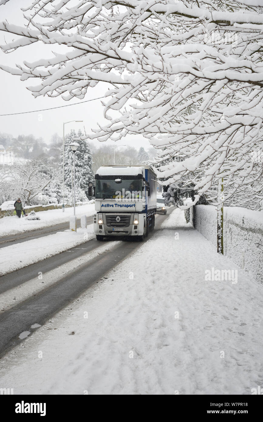 Lastwagen auf der Straße in schweren Schnee, Box, Wiltshire, UK, Januar 2013 Stockfoto