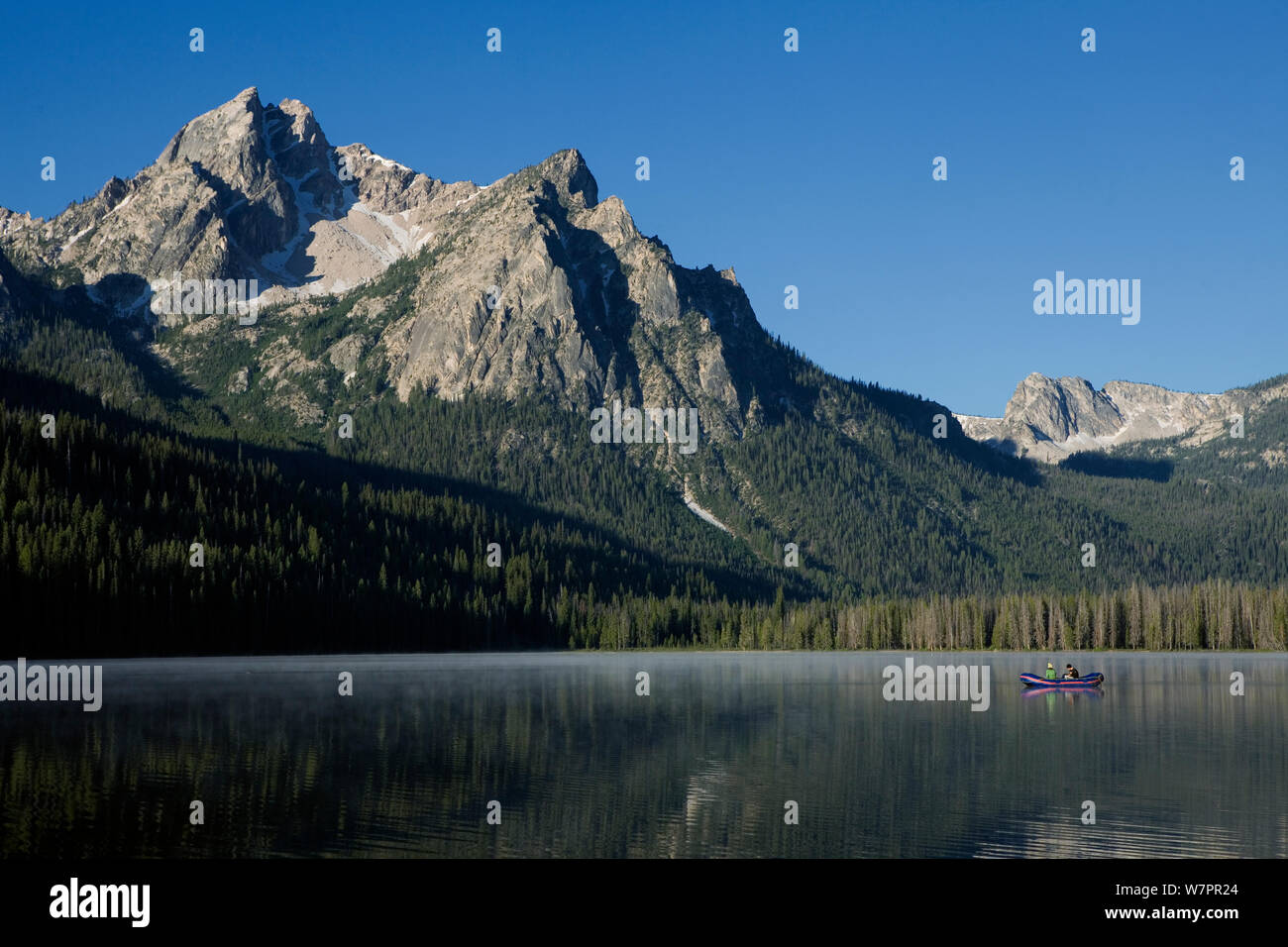 Boot auf Stanley See mit Mount McGown im Hintergrund, Sawtooth National Recreation Area. Idaho, USA, Juli 2011 Stockfoto