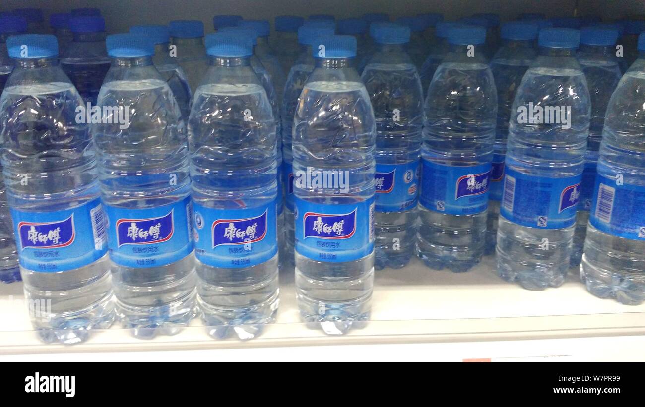 ------ Flaschen von Meister Kong Trinkwasser von Tingyi (Cayman Inseln) Holding Corporation sind für den Verkauf in einem Supermarkt in Hefei City, East China's Stockfoto