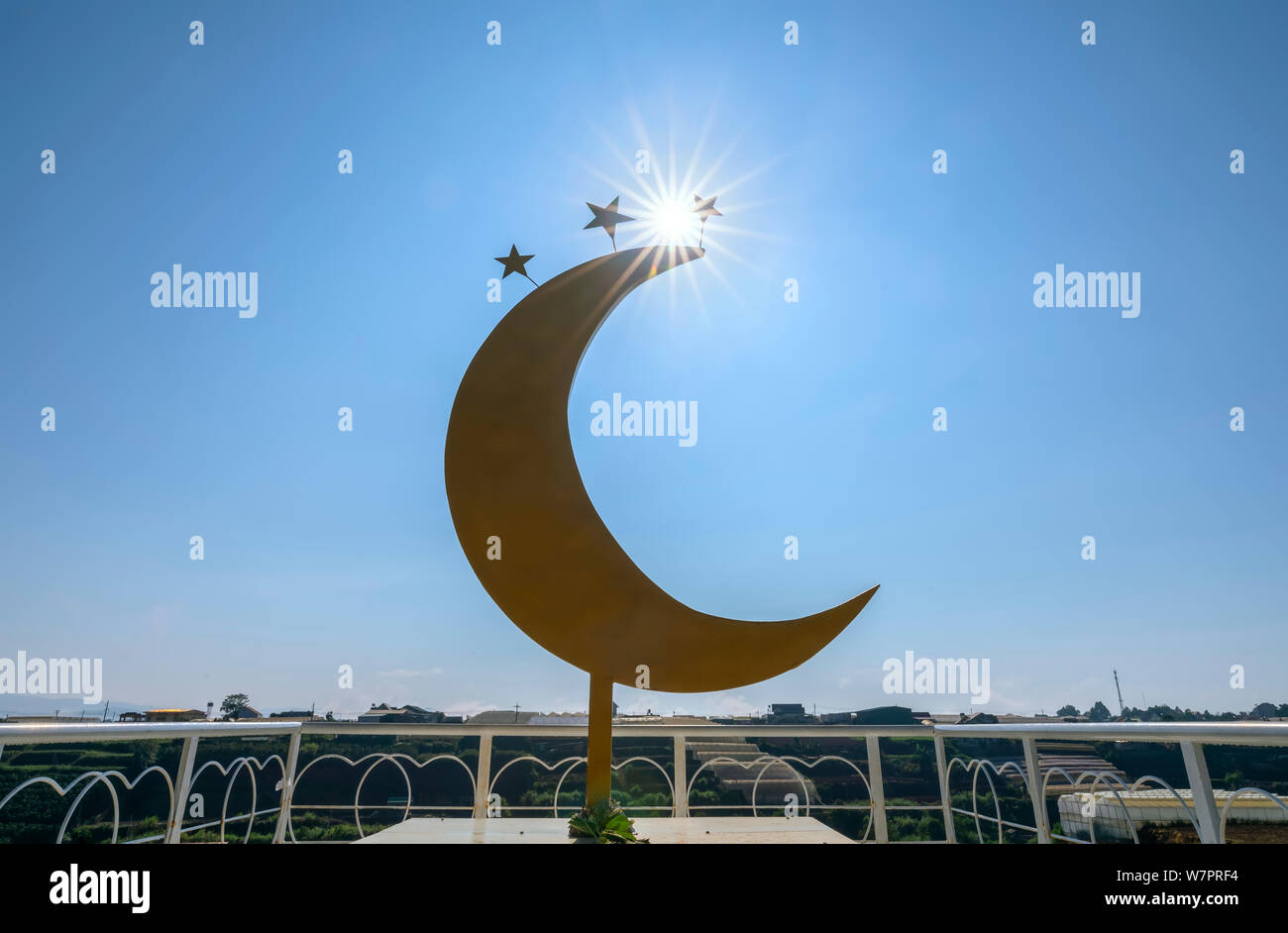 Abstrakte Mond und die Morgen Sonne trifft zusammen Zusammenarbeit zu zeigen, obwohl nie die Natur erfüllen Stockfoto