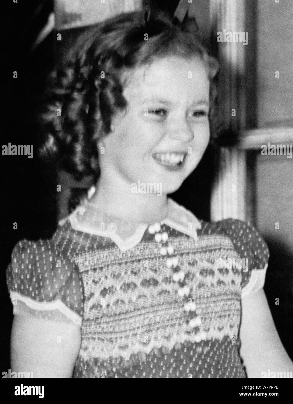 Vintage Foto der amerikanischen Kind Film star Shirley Temple (1928-2014). Das Bild wurde am 24. Juni 1938 gefangen, während die junge Schauspielerin das Weiße Haus links nach einem Treffen mit US-Präsident Franklin D Roosevelt. Während Ihrer Konversation Sie erklärte der Präsident, wie sie verloren hatte einen Zahn in der Nacht vor, wenn es fiel aus, als sie ein Sandwich gegessen. Stockfoto