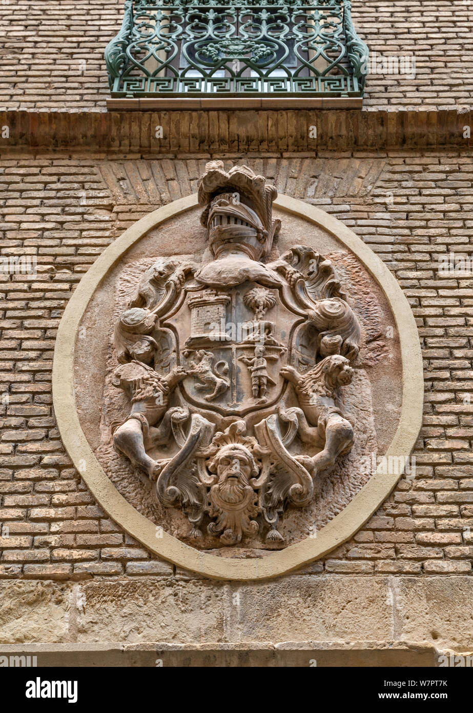 Wappen der Hausbesitzer an der Wand im historischen Zentrum in Olite, Navarra, Spanien geschnitzt Stockfoto