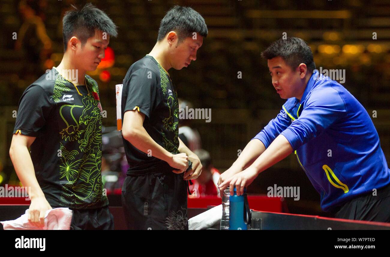 Trainer Wang Hao der chinesischen nationalen Männer Tischtennis Team,  rechts, beauftragt seine Spieler Fan Zhendong und Xu Xin, wie sie gegen Ma  Long o konkurrieren Stockfotografie - Alamy