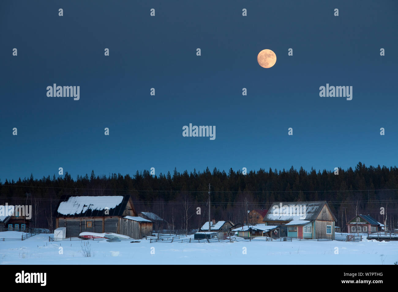 Vollmond über dem Dorf, Arctic Circle Dive Center, Weißes Meer, Karelien, nördlichen Russland März 2010 Stockfoto