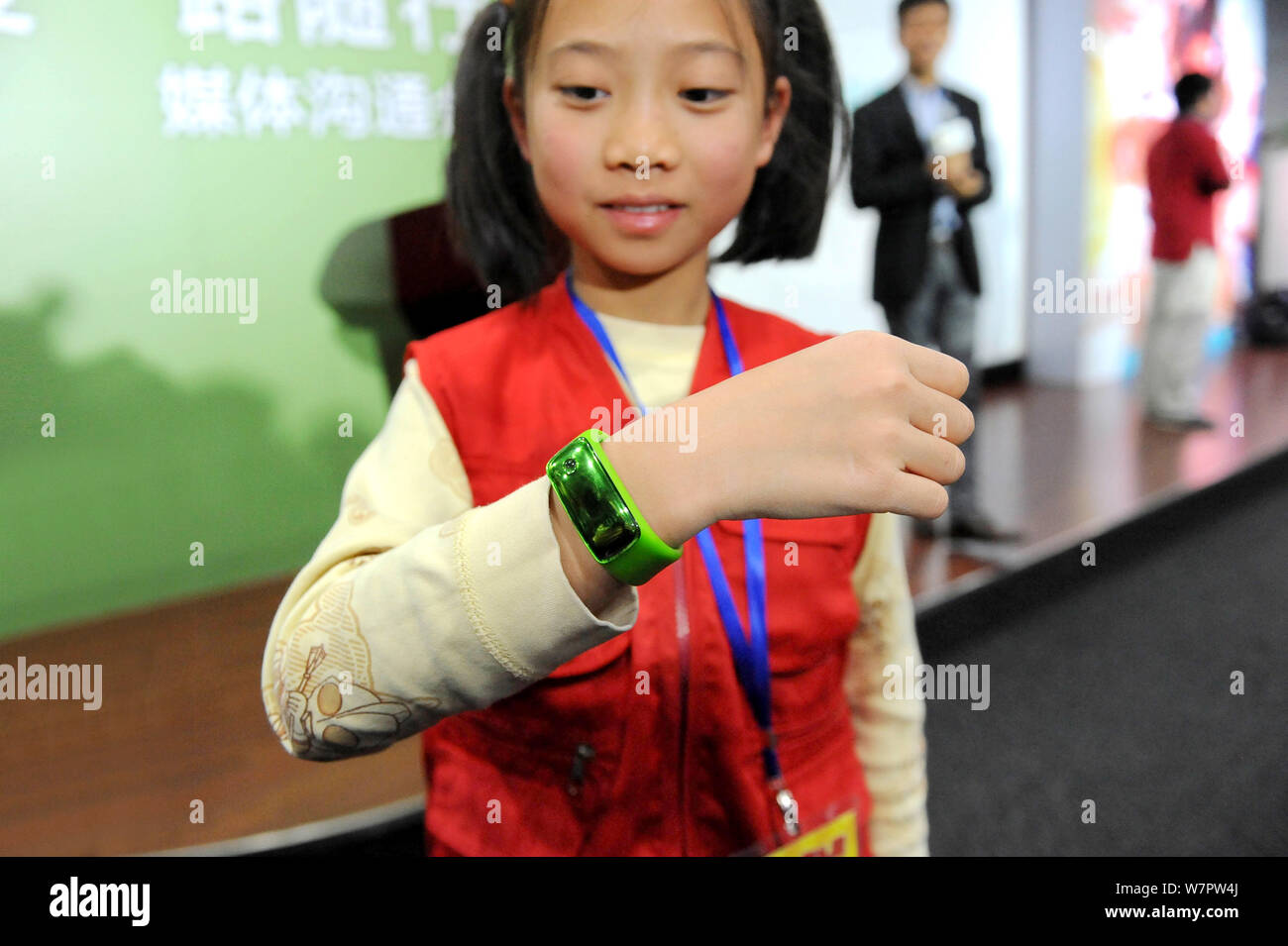 ---- Ein junges Mädchen zeigt eine Qihoo 360 Kinder- GPS-Tracking SMART watch auf einer Pressekonferenz in Peking, China, 29. Oktober 2013. In einer Zeit, in der die Stockfoto