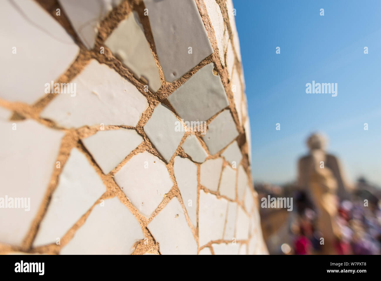 Außenansicht von der Dachterrasse des Casa Mila (La Pedrera), die trencadis gebrochen Keramik Mosaik Kunst Stockfoto