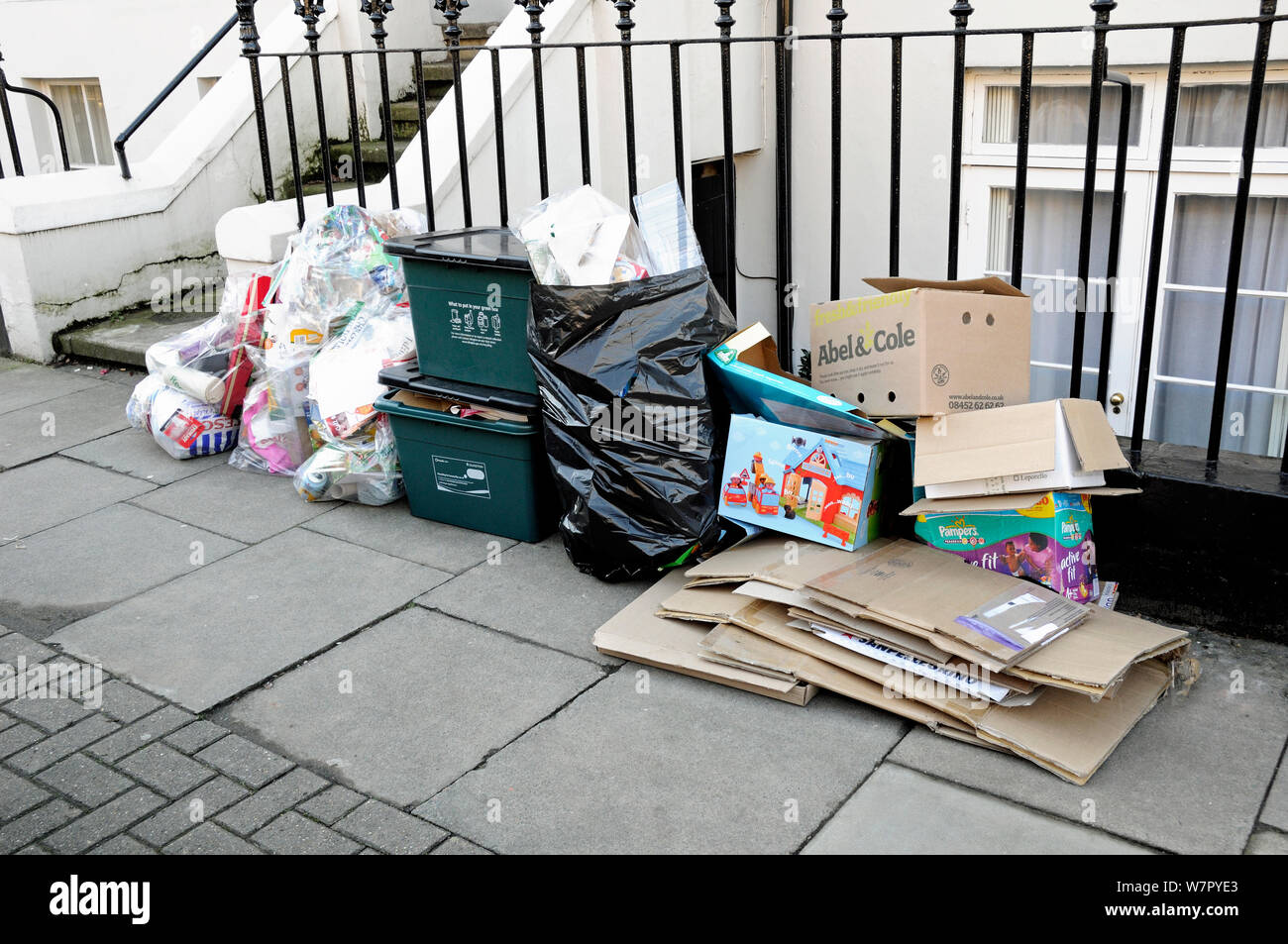 Post Consumer Packaging ausserhalb des Hauses zusammen mit vollen recycling Bins, Londoner Stadtteil Islington, London, UK Stockfoto