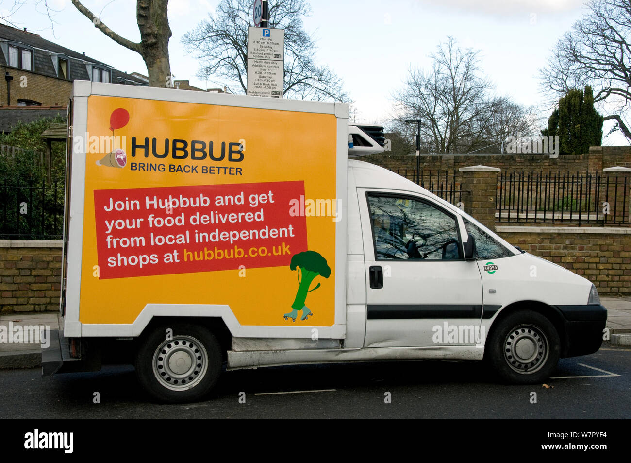 Tumult, der Lieferwagen verwendet werden Speisen aus lokalen, unabhängigen Geschäfte, Highbury, Londoner Stadtteil Islington, England, Grossbritannien zu liefern Stockfoto