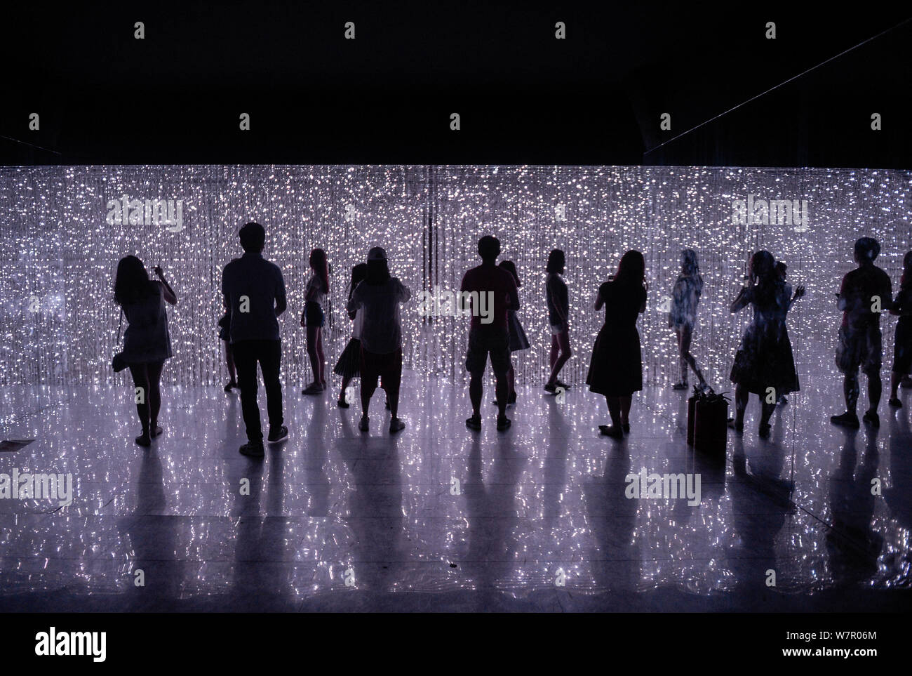 Chinesische Bürger besuchen Sie die beeindruckende Ausstellung "teamLab: Tanzen! Kunst Ausstellung. Lernen & Spielen! Zukunft Park' durch digitale Japans Kunst und Design com gehalten Stockfoto