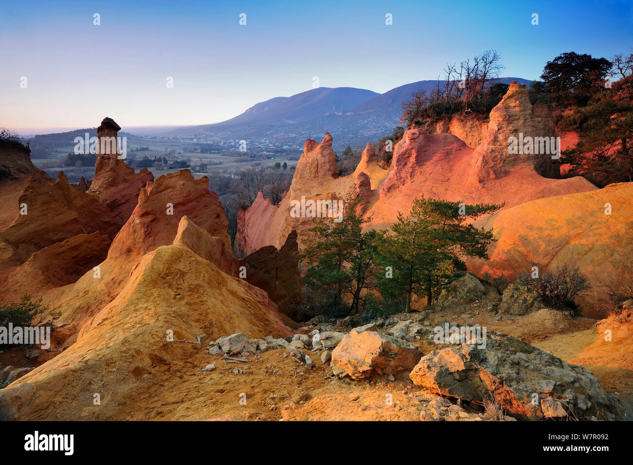 Landschaft Blick auf die Erde Ablagerungen in einem alten Steinbruch Ocker, Le Colorado Provencal de Rustrel, Provence, Frankreich, Februar 2011. Stockfoto