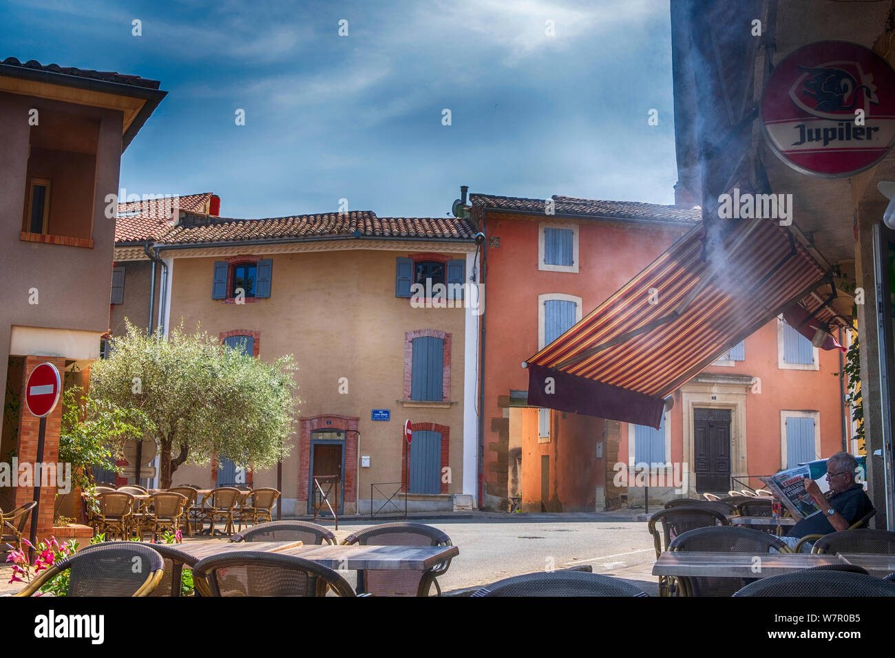 Village Restaurant mit Jupiler Bieres Zeichen, Kühlwasser Nebel, und Häuser im Sommer in Sablet in Provence-Alpes-Cote d'Azur, Frankreich Stockfoto