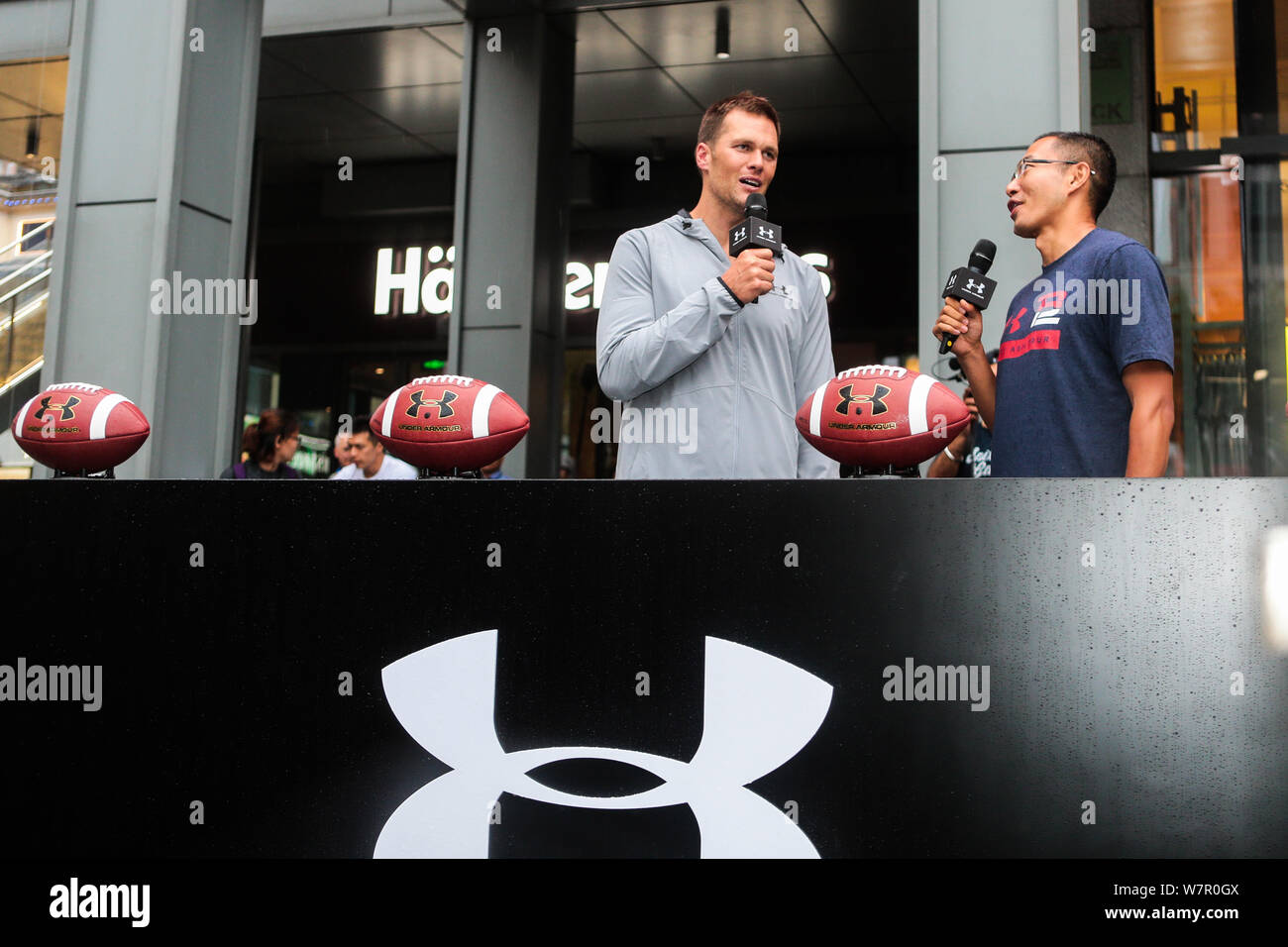 American Football spieler Tom Brady für die New England Patriots der National Football League (NFL), Links, nimmt an der Eröffnung einer neuen st Stockfoto
