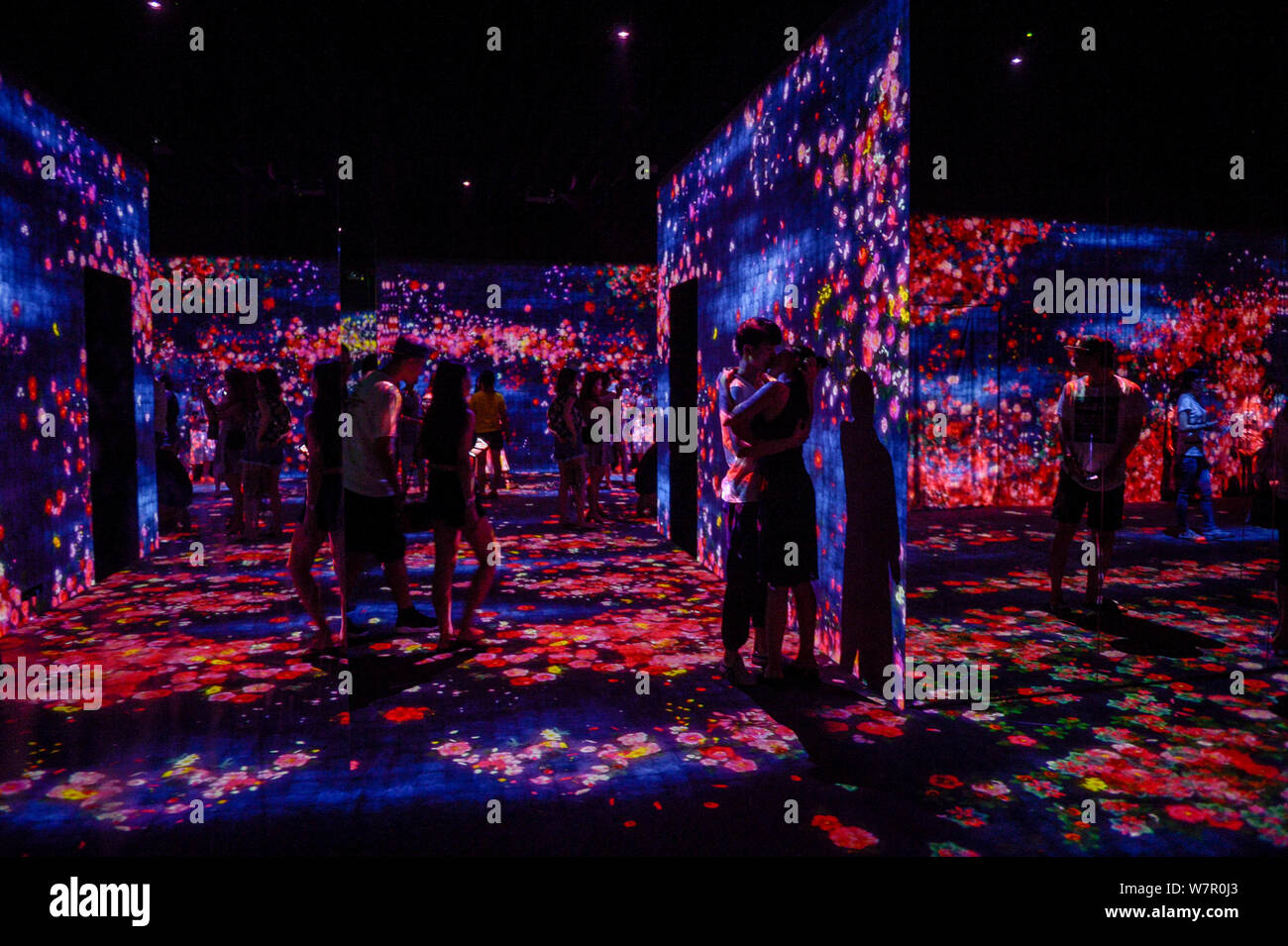 Chinesische Bürger besuchen Sie die beeindruckende Ausstellung "teamLab: Tanzen! Kunst Ausstellung. Lernen & Spielen! Zukunft Park' durch digitale Japans Kunst und Design com gehalten Stockfoto