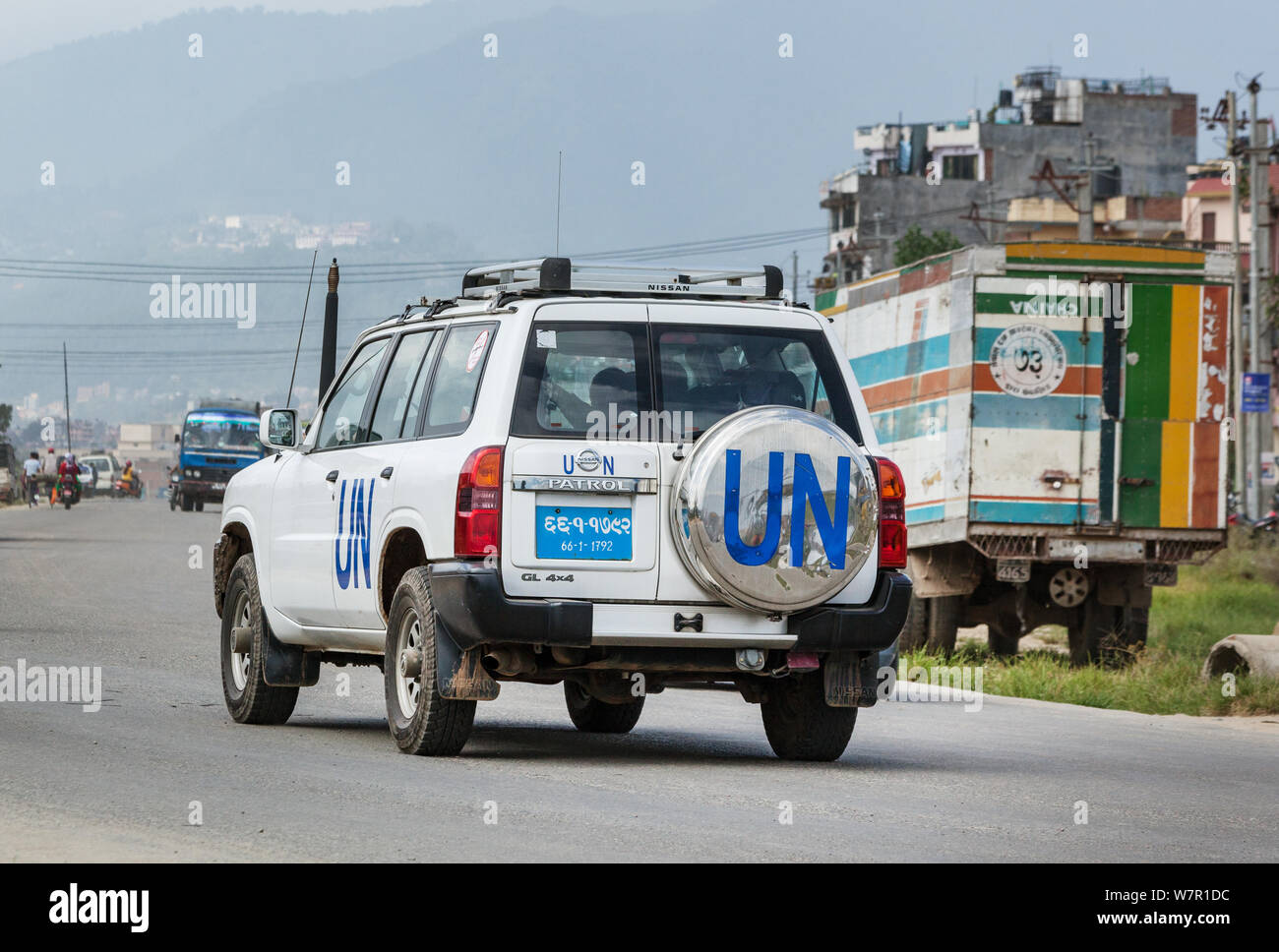 UN-Fahrzeug entlang einer Hauptstraße in Kathmandu Reisen. Stockfoto