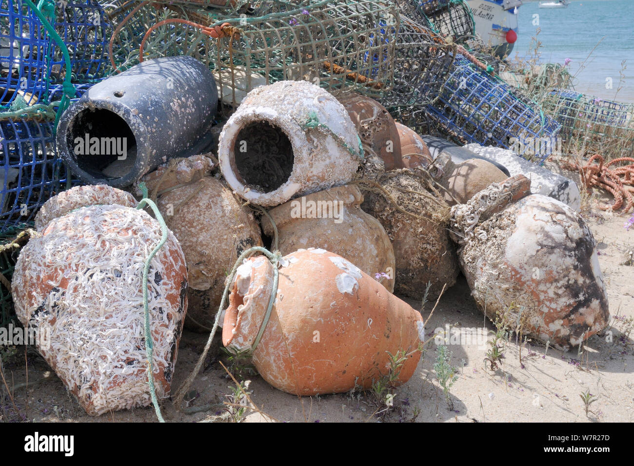 Stapel von Hummer Töpfe und traditionelle Keramik Octopus Töpfe mit Wurm serpulid Tubes und rankenfußkrebse, der Insel Culatra, Parque Natural da Ria Formosa, in der Nähe von Olhao, Algarve, Portugal, Juni. Stockfoto