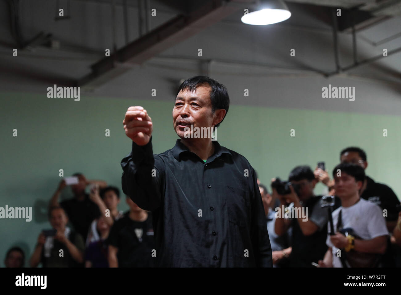 Ma, ein Meister der Baoguo Chen Stil Tai Chi, wird dargestellt, bevor die Konkurrenz zwischen ihm und pensionierte Mixed Martial Arts boxer Xu Xiaodong im Plan Stockfoto