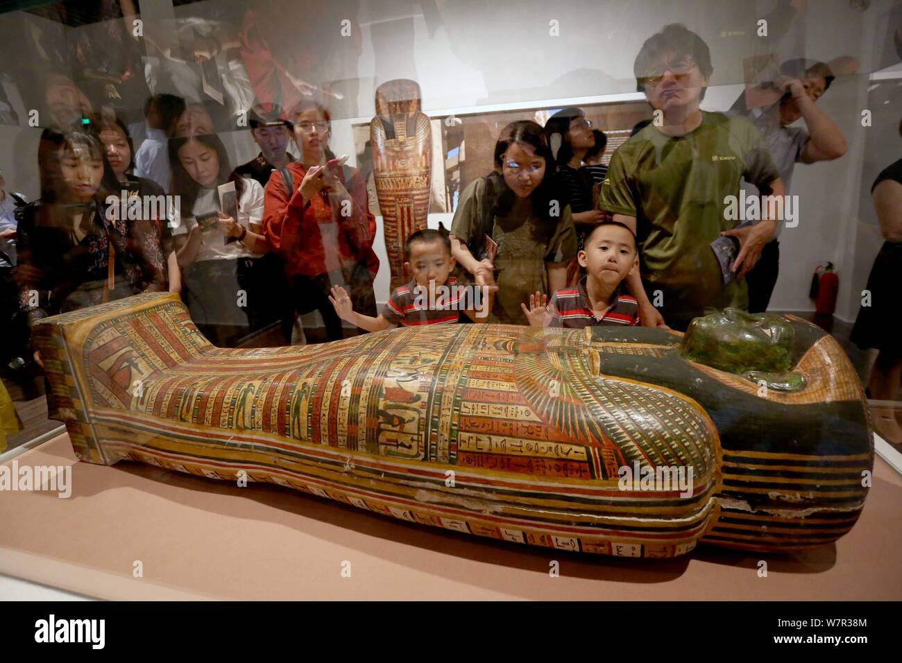 Besucher Blick auf die inneren Sarg, oder Mama, der Shepenmehyt, eine ägyptische Frau, die ungefähr 2.700 Jahren starb, während der Ausstellung ''A seine angezeigt Stockfoto