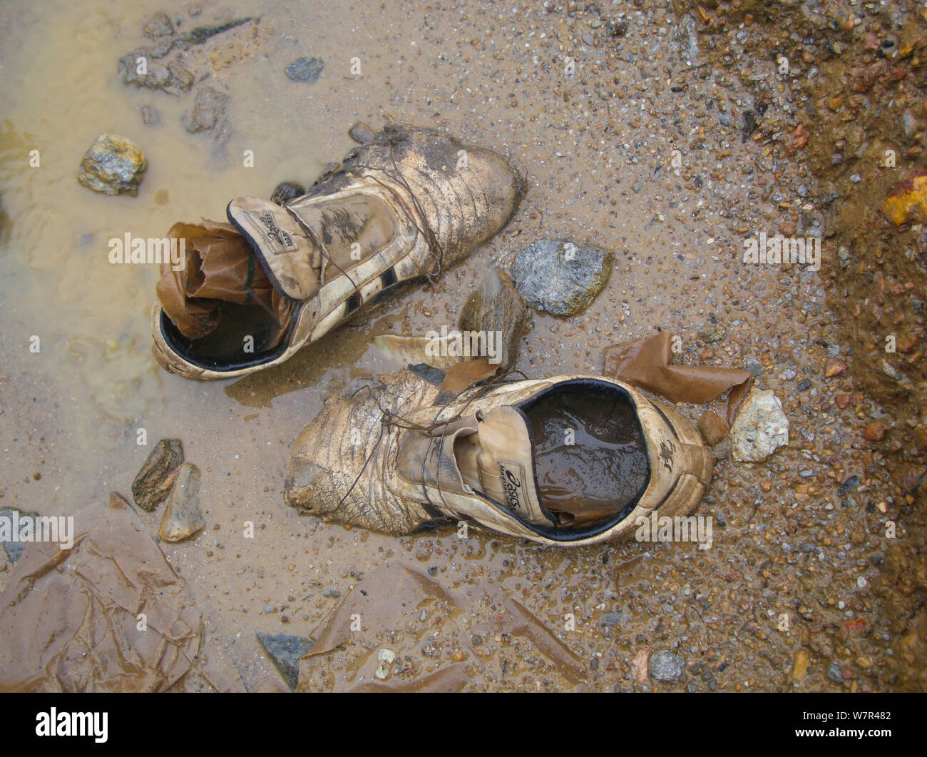Weggeworfene Schuhe an der Baustelle für Straßen und Infrastruktur, die den Zugang zu bisher abgelegenen Regionen verbunden. Afrikanischen Regenwald Transport Eindringen in Kamerun, Zentralafrika, August 2009. Stockfoto