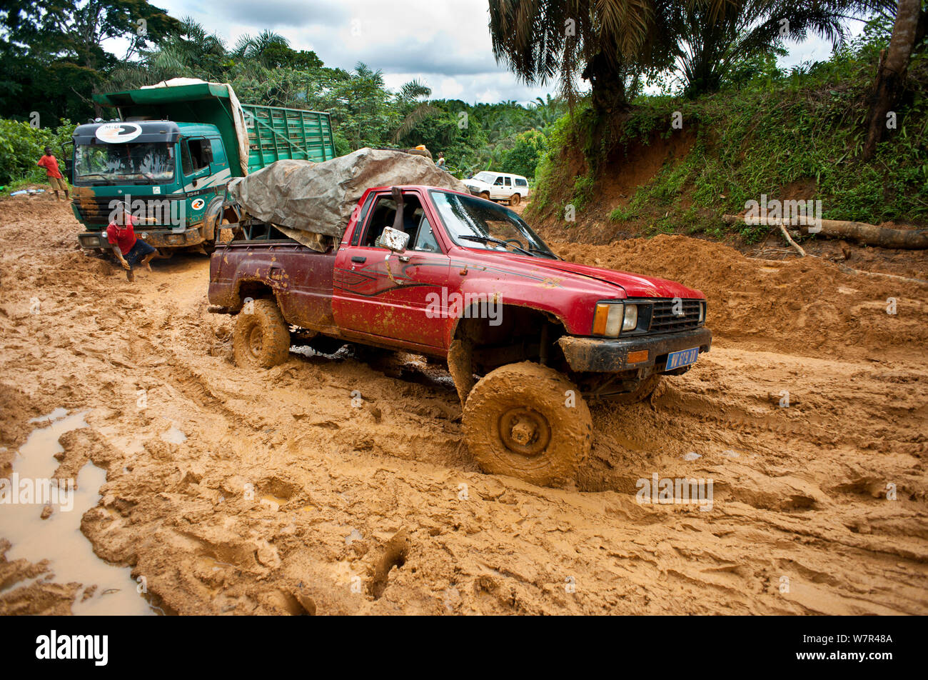 Eingeklemmt in tiefem Schlamm - der Beginn der Regenzeit verschlechtert sich der unbefestigten Straßen, Transport schwierig, Kamerun, August 2009. Stockfoto