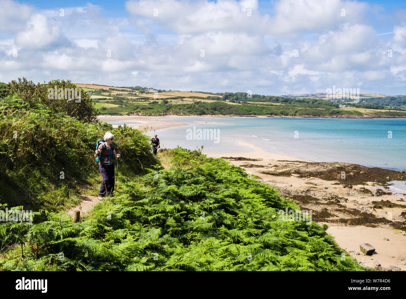 Frauen Wanderer Wandern auf Wales Küstenwanderweg rund um die Bucht bei Lligwy, Isle of Anglesey, Wales, Großbritannien, Großbritannien Stockfoto