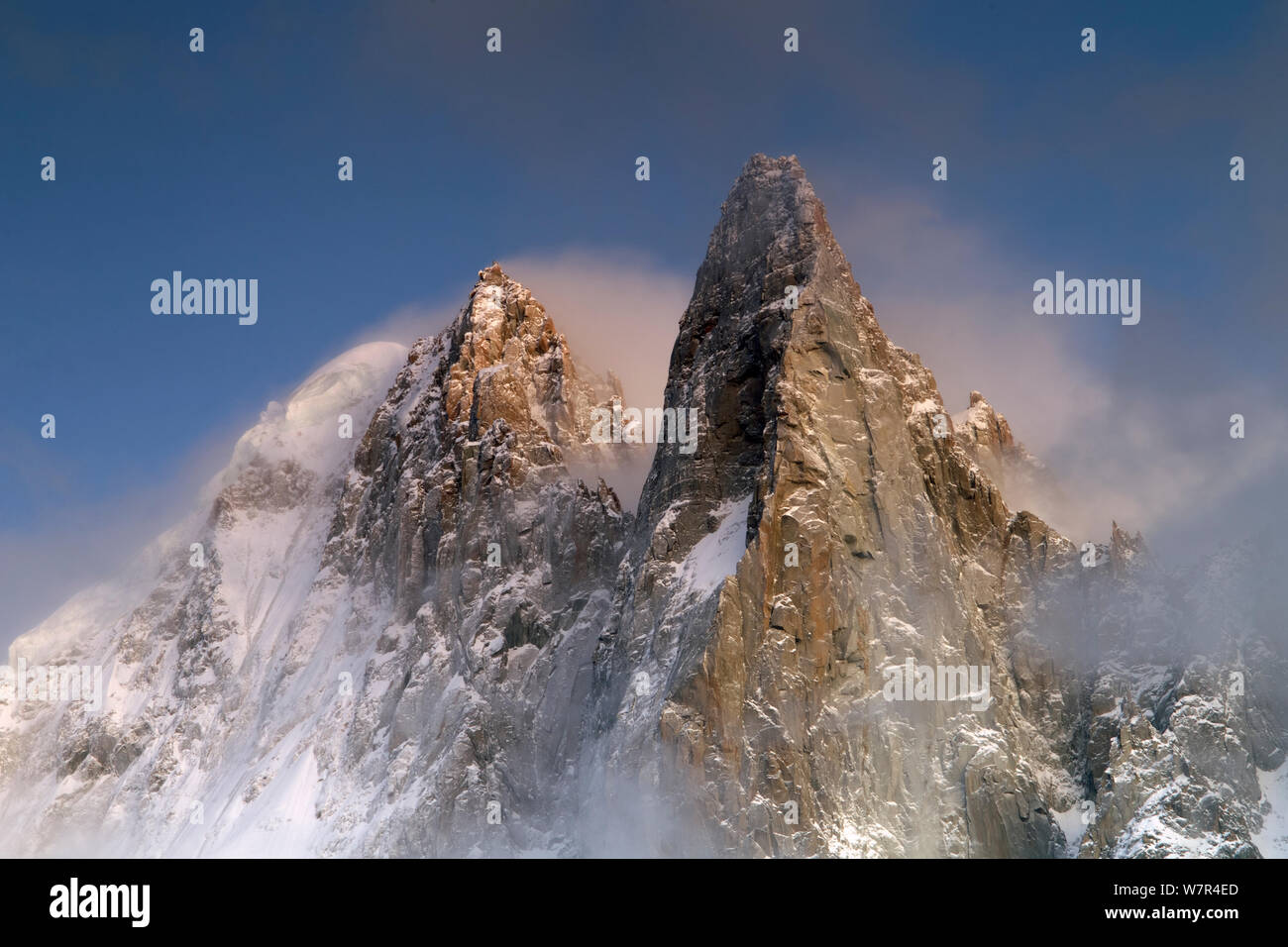 Berge im Schnee, Aiguille du Dru mit Schnee Abblasen von oben bei Nacht. Chamonix, Haute Savoie, Frankreich, Dezember 2011 Stockfoto